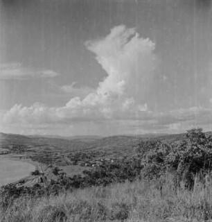 Tanganjikasee bei Kigoma : Blick auf eine Bucht des Tanganjikasees bei Kigoma, im Hintergrund Berge