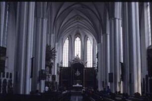 Berlin, Marienkirche,Schlüter, Kanzel der Marienkirche in Berlin : Blick in das Mittelschiff zu Kanzel und Hauptaltar