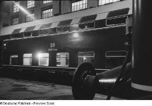 Blick in eine Werkhalle mit Doppelstockwaggons