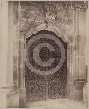 Ziergitter am Portal der Grabkapelle Winkler (Frantz) auf dem Gnadenfriedhof Hirschberg