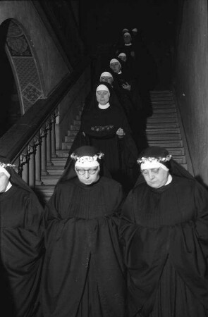 Freiburg, Günterstal: Kloster St. Lioba, ewige Profess, Generalpriorin und Nonne auf Treppe