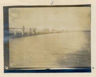 Foto einer Landebrücke am Seestrand bei Gribiany
