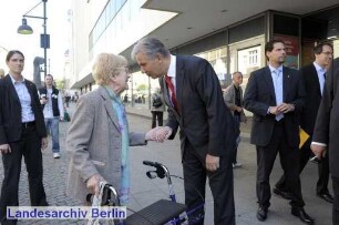 Der Regierende Bürgermeister von Berlin, Klaus Wowereit (Mitte), besucht den Bezirk Spandau