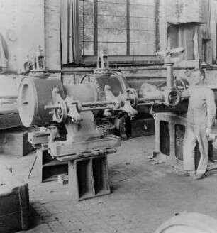 Montage einer Dampfmaschine mit Spindelregulator : Technikgeschichte | Technologie | Maschinenbau und Eisengiesserei | Dampfmaschinenbau | Cottbusser Maschinenbau-Anstalt und Eisengießerei AG