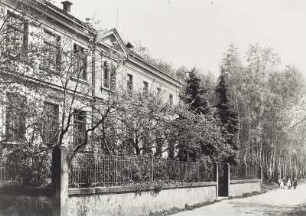 Graupa (Pirna-Graupa). Schule. Straßenansicht mit Einfriedung