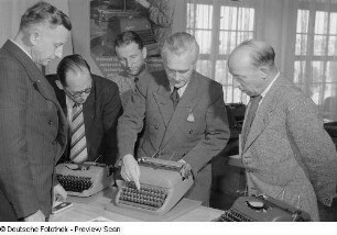 Besucher bei der Vorführung einer Schreibmaschine des VEB Optima Schreibmaschinenwerke Erfurt, Internationale Ausstellung für Buchgewerbe und Graphik (Bugra) 1953