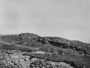 Hügelkuppe : Blick auf eine fast vegetationslose, felsige Hügelkuppe
