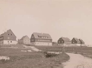 Türchau, der neue Ort am Silberberg. Im Vordergrund eine Holzbrücke