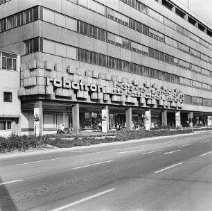 Chemnitz. Robotron-Forschungszentrum( 1968/71; R. Hühnerfürst und Kollektiv), Ernst-Thälmann-Straße. Fassadenteil (H. Humann)
