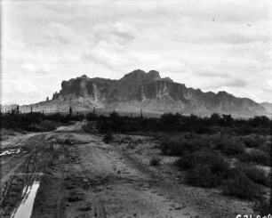 Die Superstition Mountains : Blick auf die Bergkette der Superstition Mountains.