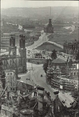 Dresden. Blick zum Postplatz. Vorn die Trümmer des Wettiner Schlosses, rechts der Glockenpavillon des Dresdner Zwingers, links die Sophienkirche, hinten die Annenkirche
