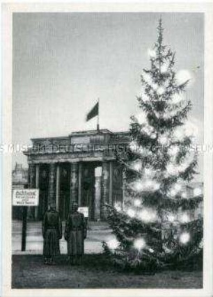 Weihnachtsbaum am Brandenburger Tor in Berlin (West)