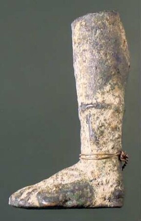 Abgebrochenes linkes Unterbein in hohen Schnürstiefeln (Fragment einer Statuette)