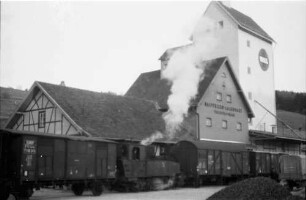 Lok 12, 54/55, Rangieren am Trochtelfinger Lagerhaus (Bahnhof), welches 2009 abgebrochen werden soll,a Wageneinstellen