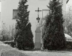 Panschwitz-Kuckau, Wegkreuz : Panschwitz-Kuckau. Kruzifix auf Postament. Granit, Schmiedeeisen, Korpus und Maria vergoldet. 1986