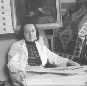 Professor Lea Grundig (1906-1977) mit einer Schülerin in ihrem Atelier