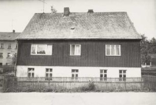Markersbach, Wohnhaus : Markersbach (Kreis Schwarzenberg), Wohnhaus, Dorfstraße 16, Straßenfront mit Einfriedung