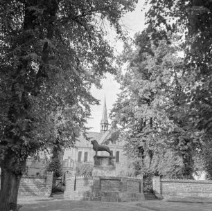 Braunschweiger Löwe, im Hintergrund Ratzeburger Dom