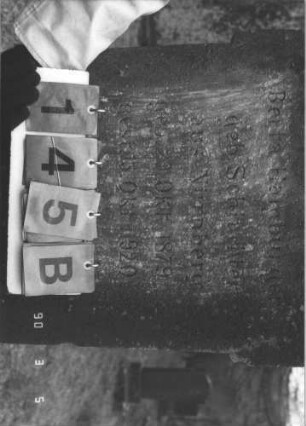 Grabstein 145 (Index: 99608829) Material: Sandstein Zustand: gut Maße HxBxT: 135x52x17 cm Beschreibung: Stele, profilierter Sockel, eingezogener Rundbogenabschluß, Schriftfeld eingetieft mit Doppelrundbogenabschluß: Grabstein 145B