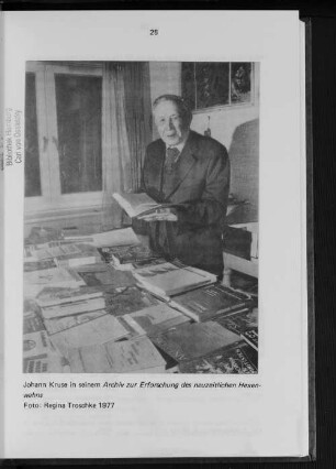 Johann Kruse in seinem Archiv für Erforschung des neuzeitlichen Hexenwahns
