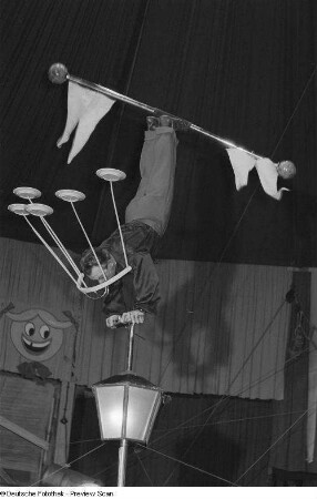 Akrobat des Faschingsprogramms "Die Kommödianten kommen" des Circus Aeros