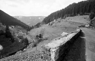 Gütenbach: Oberes Simonswäldertal bei Gütenbach; Vordergrund Straße