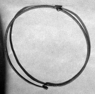 Gewundenes Halsband
