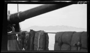 Blick vom Schiff auf ein Gebirge