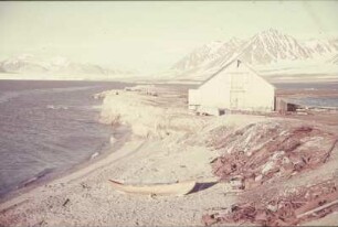 Reisefotos Norwegen. Spitzbergen. Ruderboote und Hütte (vielleicht im Magdalenenfjord)