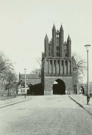 Neubrandenburg. Friedländer Tor (A. 14. Jh.). Stadtseite