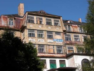 Heruntergekommenes Kurhotel im Kuort Karpacz