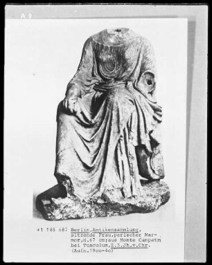 Sitzende Frau