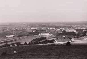 Kamenz. NW-Sektor der Außenstadt mit Bahnhofsanlagen. Blick vom Osthang des Hutberges gegen Lausitzer Teichlandschaft mit Baselitzer Teichen nach Nordost