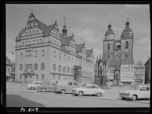 Wittenberg. Markt mit Philipp-Melanchthon- und Martin-Luther-Denkmal, Blick zum Rathaus und Stadtkirche