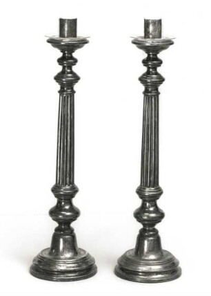 Zwei Leuchter : Zwei Leuchter. Silber; Höhe 60,5 cm. Um 1909. Dresden-Striesen, Versöhnungskirche