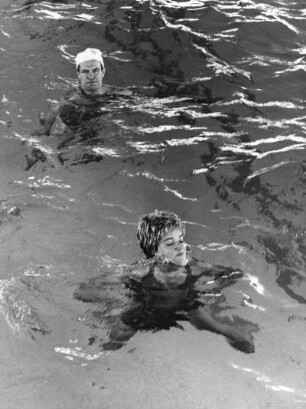 Timmendorf. Schwimmen im Wellenbad
