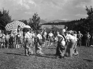 Sackhüpfen beim Schulfest