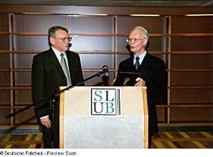 Bauübergabefeier. Prof. Hans Joachim Meyer nach seiner Ansprache mit Prof. Jürgen Hering