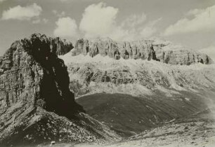 Dolomiten. Sasso-Beccie (2541 m) und Sella-Gruppe, vom Bindelweg gesehen