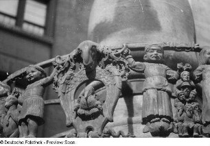 Der sogenannte Märchenkranz am Brunnen