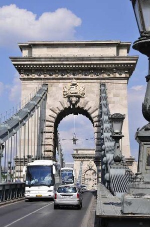 Budapest - Die historische Kettenbrücke : Autoverkehr auf der historischen Kettenbrücke. Aufgenommen in der City von Budapest am 13. Juni 2011