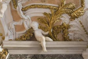 Putto mit Palmwedel und Feston