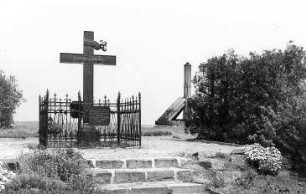 Niedergörsdorf-Dennewitz. Grabstätte für Gefallene der Schlacht bei Dennewitz, 1813, im Hintergrund Mühlenrest
