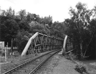 Deutschland? Eisenbahnbrücke (Stahlbrücke) einer eingleisigen Strecke. Teilansicht
