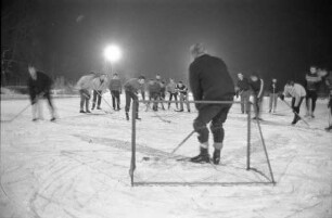 Eishockey-Spiel auf dem Daxlander Fischteich