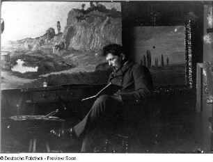 Karl Quarck in seinem Atelier Marsdorfer Str. 5 sitzend