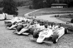 Schauinslandrennen: Holzschlägermatte; Favoriten beim 38. Internationalen Bergrekord; von links nach rechts: Rolf Göring (BMW M 1); Harald Becker (Formel III); Horst Deutsch (Formel II); Peter Stürtz (Formel II); Mario Ketterer (BMW 635 CSI)
