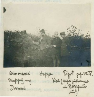 Foto von Capitaine Happe mit 3 Geschwader-Angehörigen vor dem Nachtflug nach Dornach