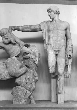 Westgiebel, L: Apollon