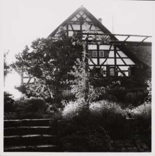 Garten Dr. Udo Rukser, Oberbühlhof am Bodensee: Wohnhaus mit Pergola, Fachwerk
